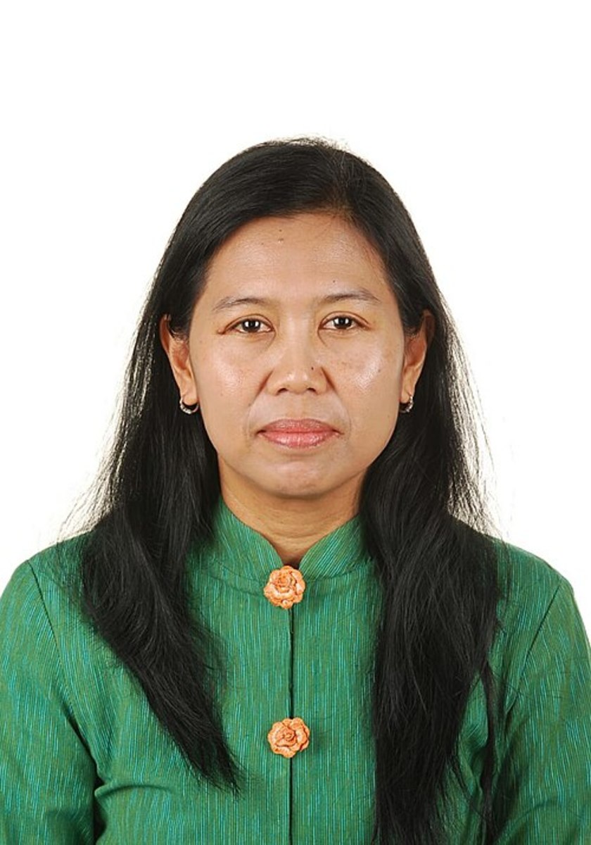 An official portrait of Yayuk Basuki.