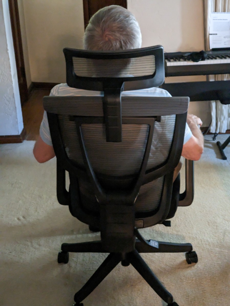 the-c7-ergonomic-chair-black-with-footrest-is-comfortable-and-clever